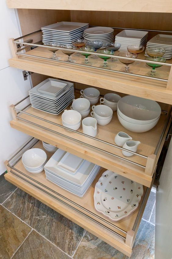 Pull-out drawers in the kitchen